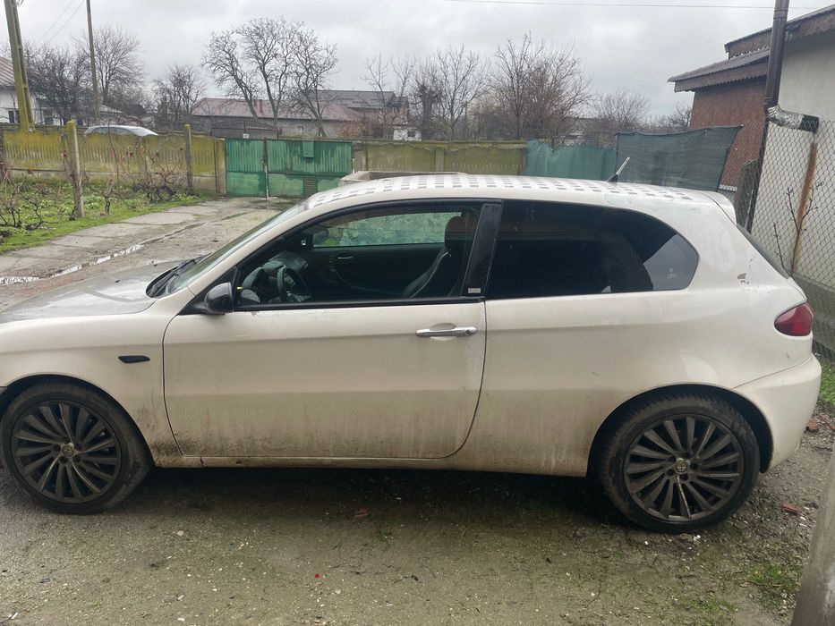 Vând Alfa Romeo 147