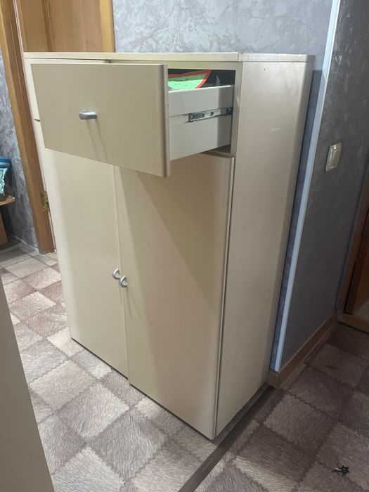 Продам обувницу и шкаф