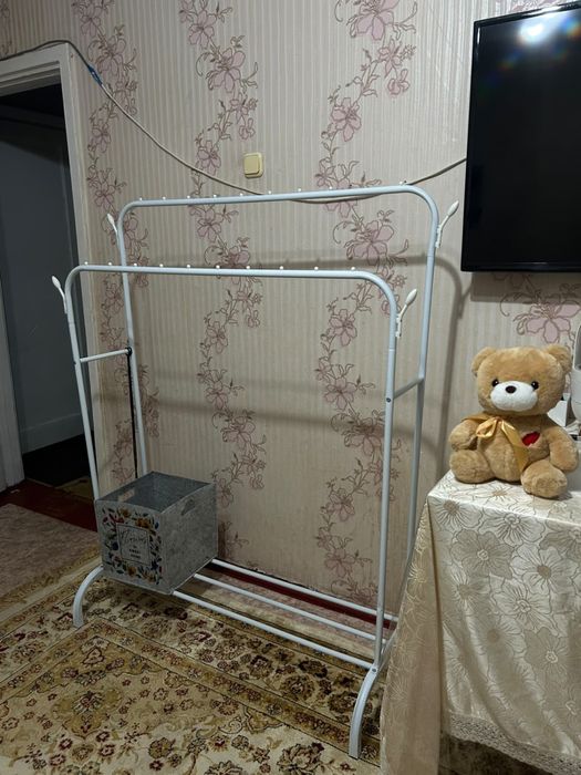 Продам напольную вешалку для одежды