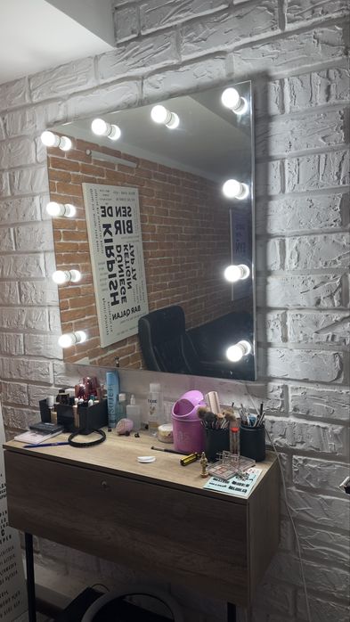 Продаётся стол визажиста