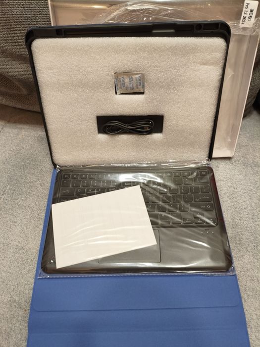 Husă MoKo cu tastatură pentru iPad Pro 13” (2024), Navy Blue