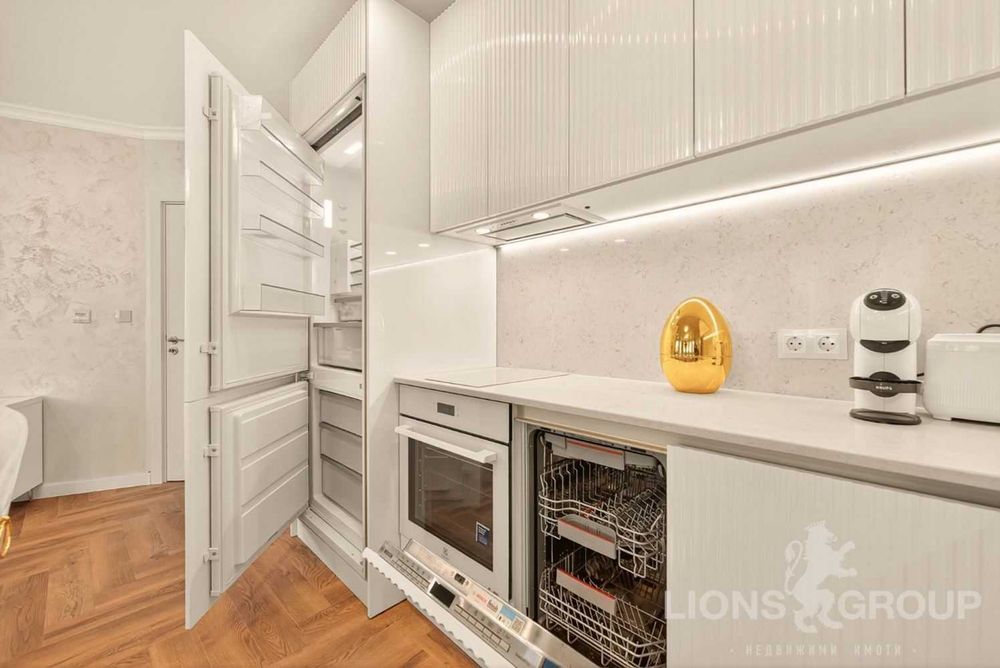 Дава се под наем Тристаен апартамент в Варна, Център - 100 кв.м за 1650 € - Снимка #2