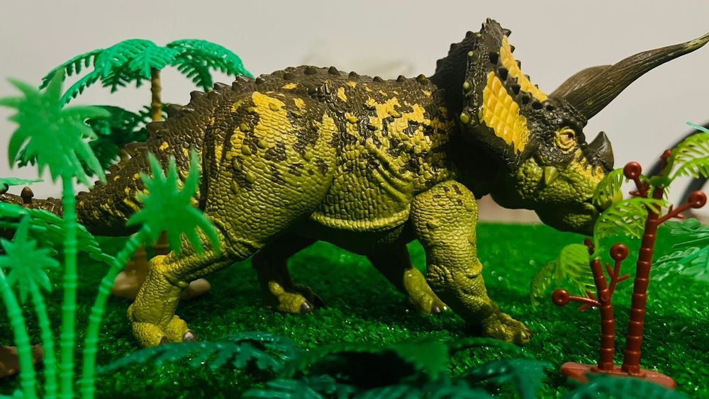 Динозавр трицератопс