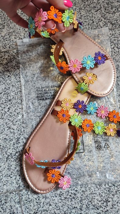 Чисто нови сандали и чехли