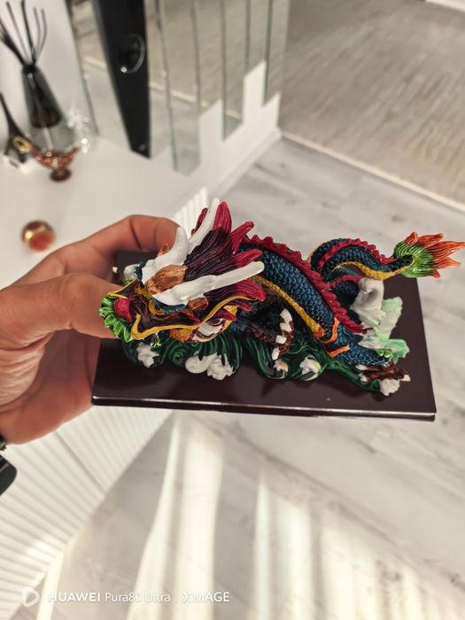 Jucarie dragon isi schimba culoarea