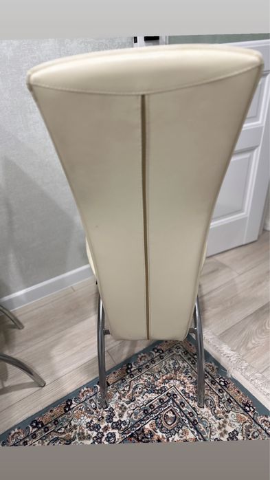 Продам кухонные стулья-кожзам 4 шт.