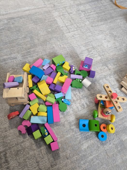 Продам деревянный конструктор для малышей в очень хорошем состоянии