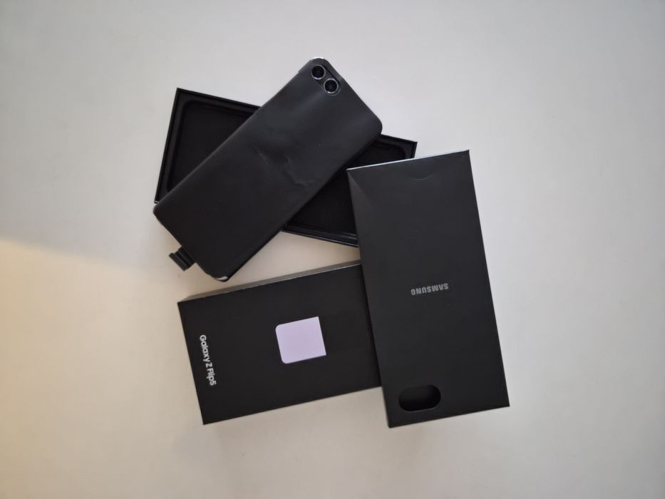 Samsung Galaxy Z Flip5 (8GB/512GB) – Като нов + Оригинален кейс
