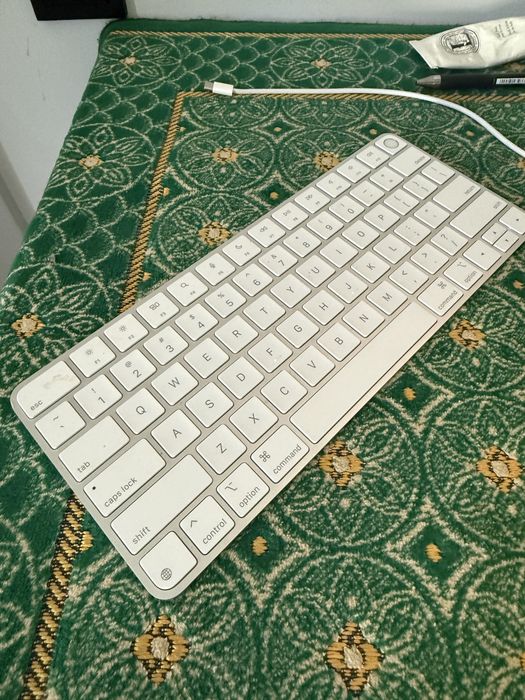 Apple keyboard english touch ID 3