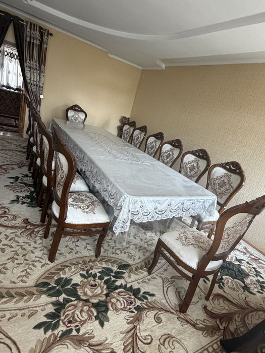стол и стулья для гостинной