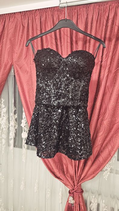 Ținută de evenimente – corset cu paiete și fustă clos scurtă, elegantă