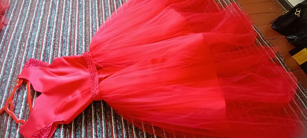 Qizil atlasviy matryaldan tiklgan. Hich kmda yoʻq bunaqa fason