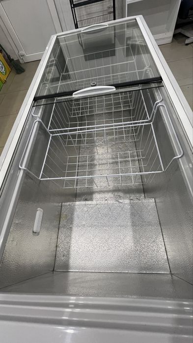 Продам холодильные витрины и холодильный ларь