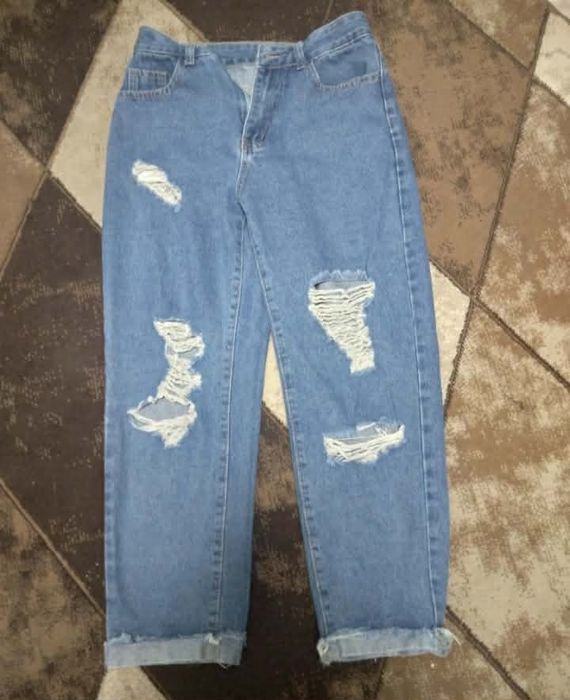 Blugi  rupți ne purtați