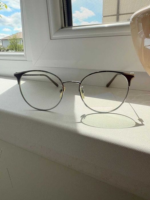Vând ochelari de vedere originali Giorgio Armani, în stare foarte bună, purtați ocazional.
