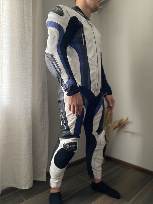 Цял  екип Rst pro serias carbon 54 56 кожен екип