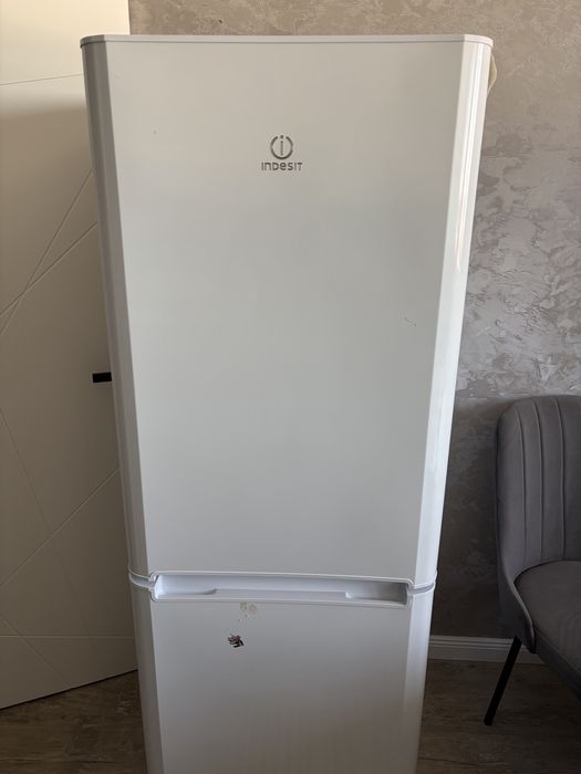 Холодиьник Indesit в отличном состояние