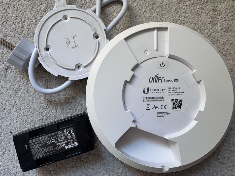 Vând urgent acces point Wi-Fi, Dual band,  Unifi AP AC LR, cu adaptor alimentare PoE