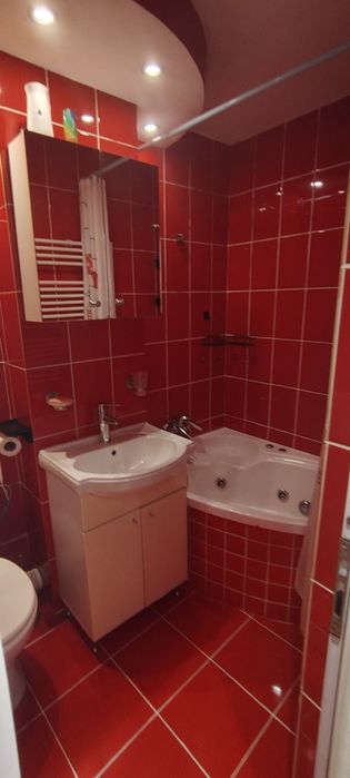 Închiriez apartament central cu 3 camere.