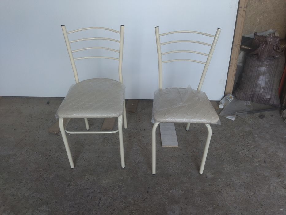 Кухонный стол с четырьмя стульями 870.000