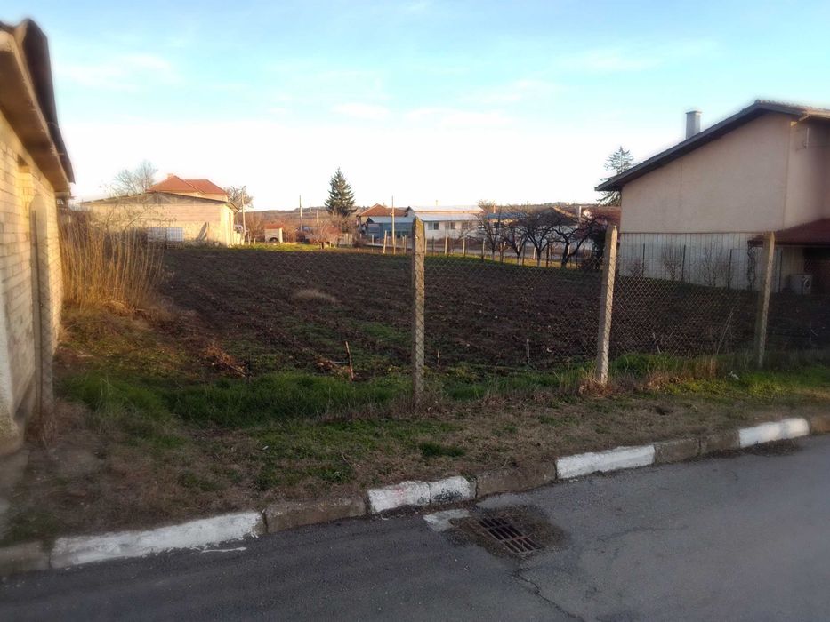 Продава се празно дворно място в гр. Лозница