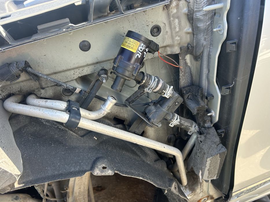 Pompă apă auxiliară Volkswagen Touareg 2012