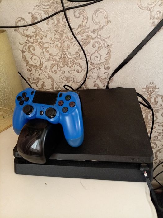 Продам игравую приставку  PS 4slim
