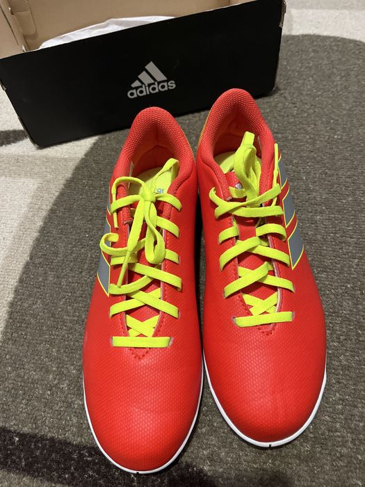 маратонки adidas за футбол