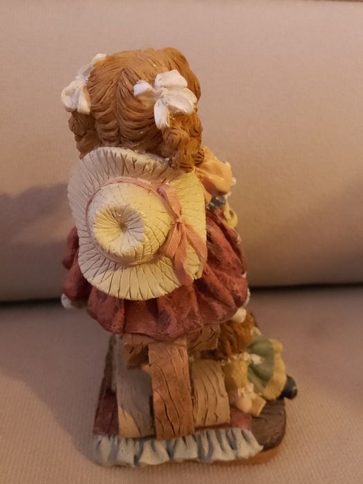 Фигура "Момиченце на дървен кон" и два самолета