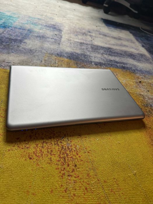 aptop samsung 535u , slim, metalic , video 2 gb - 380 lei