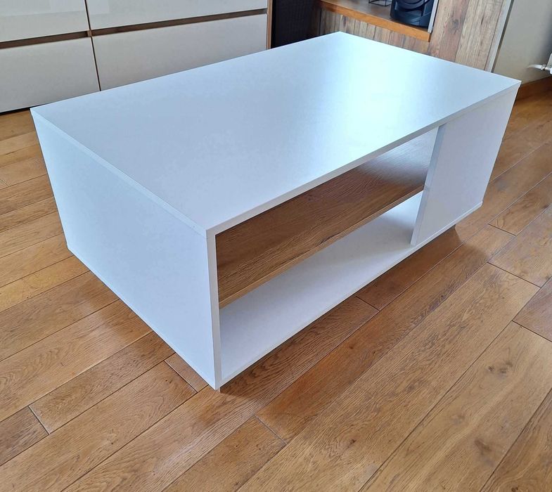 Модерна холна маса в отлично състояние