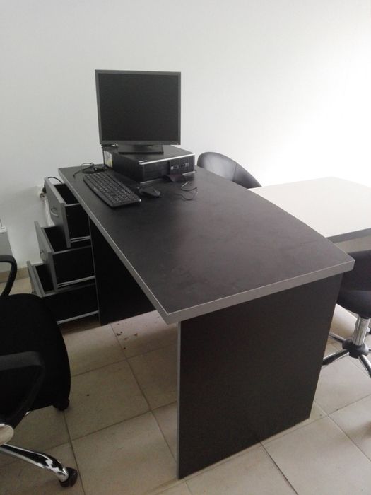 Масивно бюро със спомагателна масичка