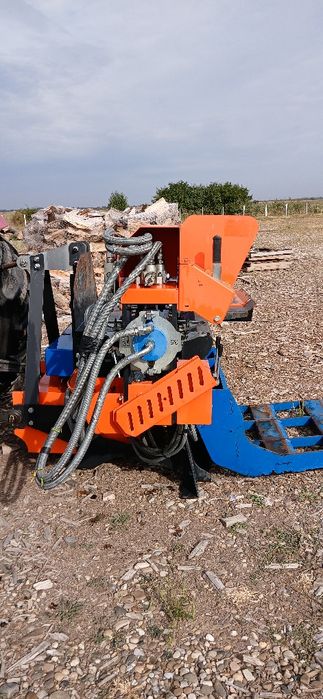 Vând presă (despicător) de spart lemne de foc Balfor, cu o forță de 35 de tone. Preț: 7.200 de euro.