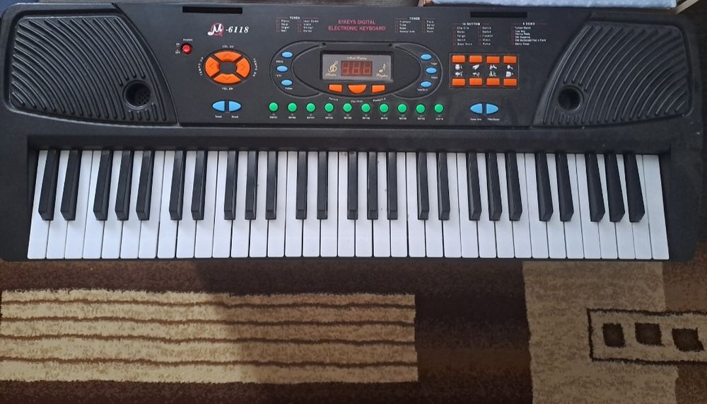 Продам синтезатор пианино с микрофоном