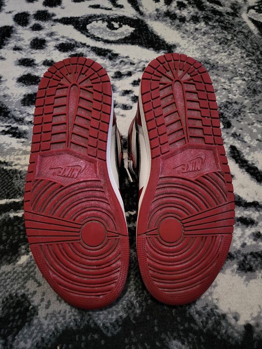 Jordan 1 retro high OG chicago lost and found