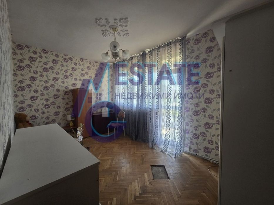 Масивна двуетажна къща гр Нови Искър