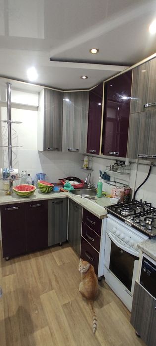 Кухоный гарнитур размер 295 на 150       .