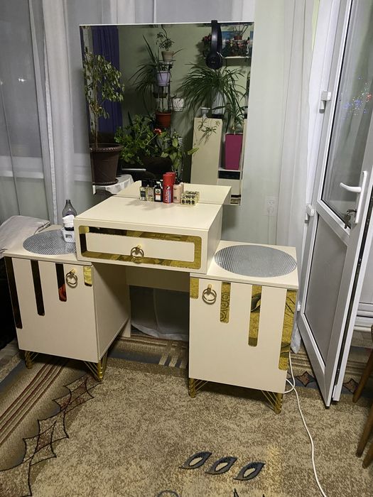 Продам комод туалетный столик очень красивый