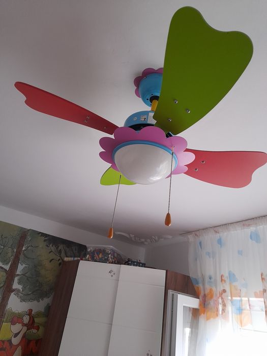 Vand candelabru pentru camera de copii cu ventilator.
