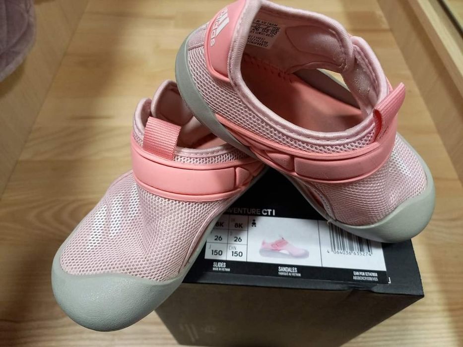 Обувки за госпожица Найк и Адидас