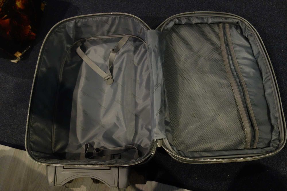 Продавам куфър за ръчен багаж.