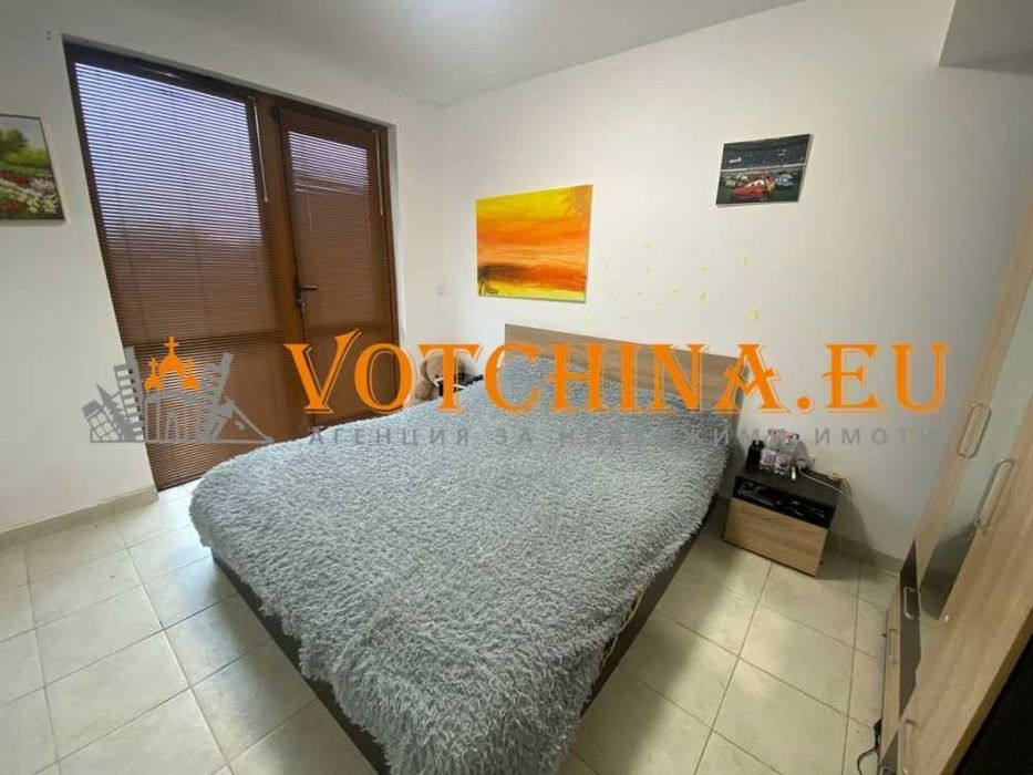 Двуетажна къща с двор в село Безводица