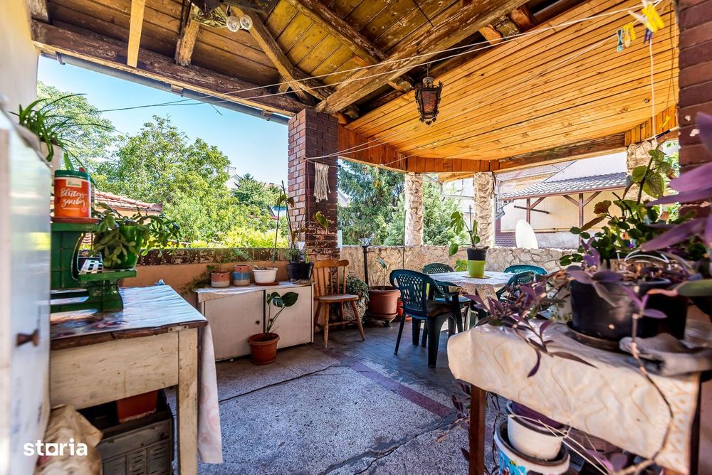 Apartament cu 4 camere si terasa si curte proprie, langa primarie