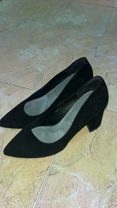 Здравейте, продавам чисто нови бални обувки, неизползвани!