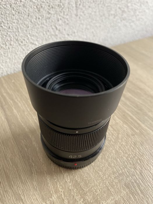 Obiectiv Panasonic 42.5mm f/1.7 ASPH Power O.I.S., în stare excelentă.