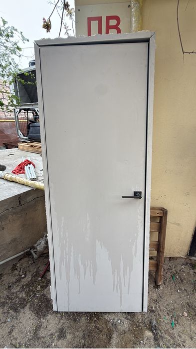 Продается дверь алюминивая