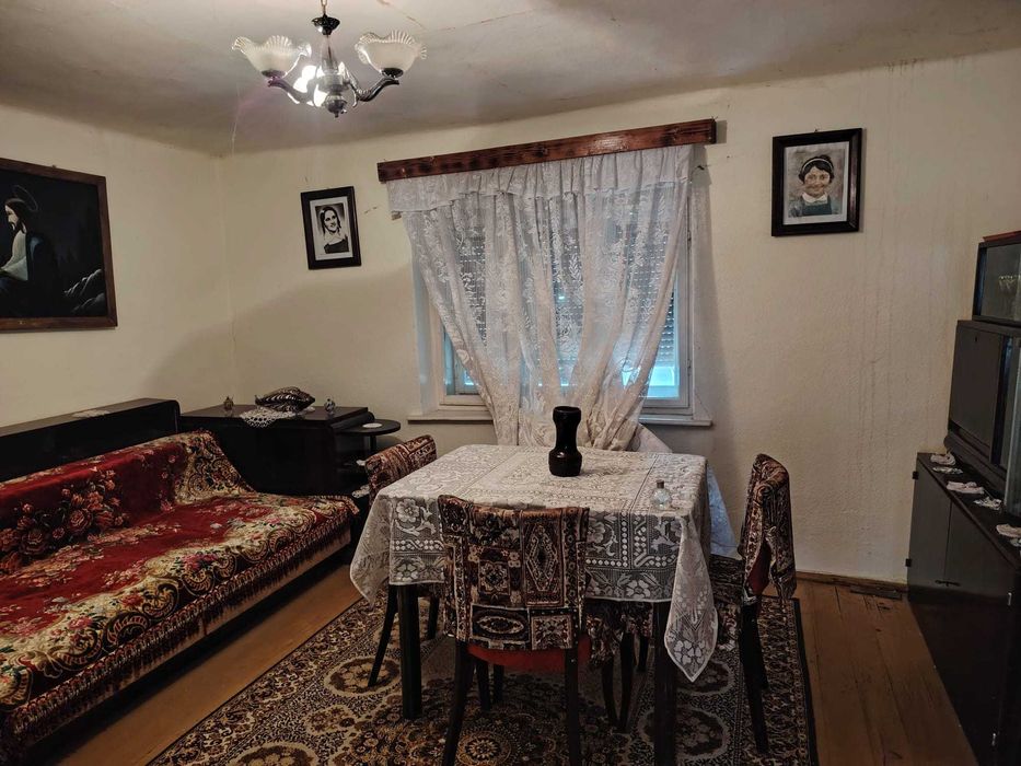 Casa 2 camere, baie, bucatrie - casa se vinde cu anexe gospodaresti si teren de 5000 mp, livada pruni, fanete, teren arabil