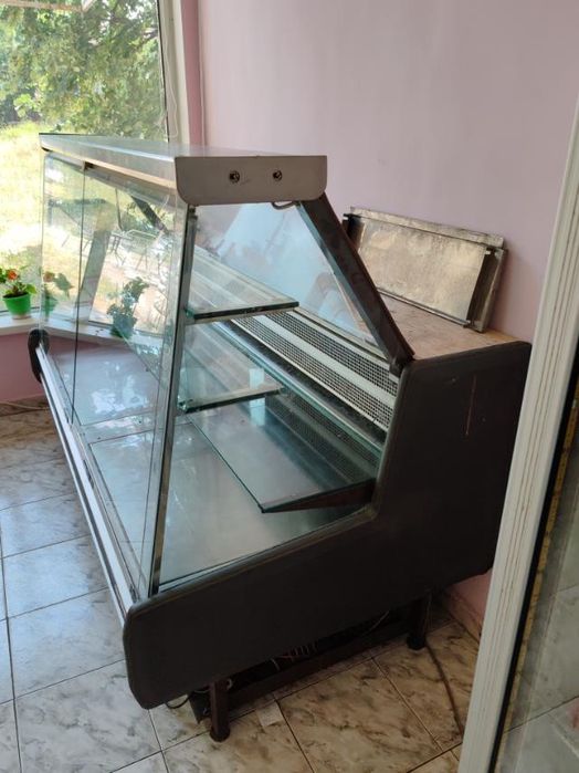 Продавам сладкарска витрина.