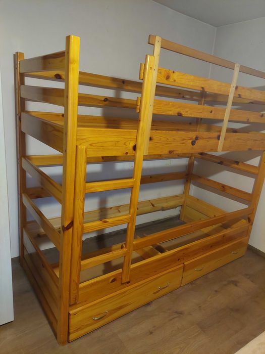 Продавам двуетажно детско легло