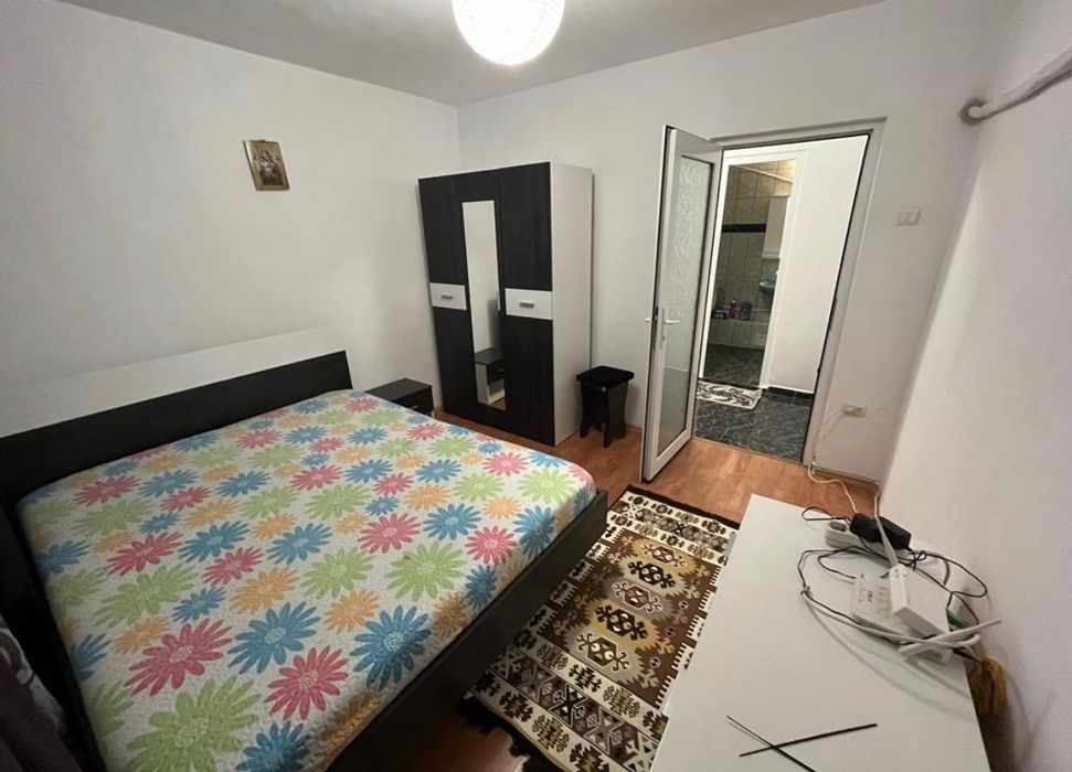 Ofer spre  inchiriere un apartament  cu 2 camere decomandat